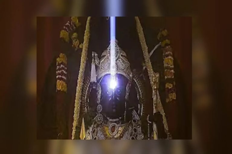 रामनवमी से पहले अयोध्या में भगवान रामलला के ललाट पर हुआ ‘सूर्य तिलक’