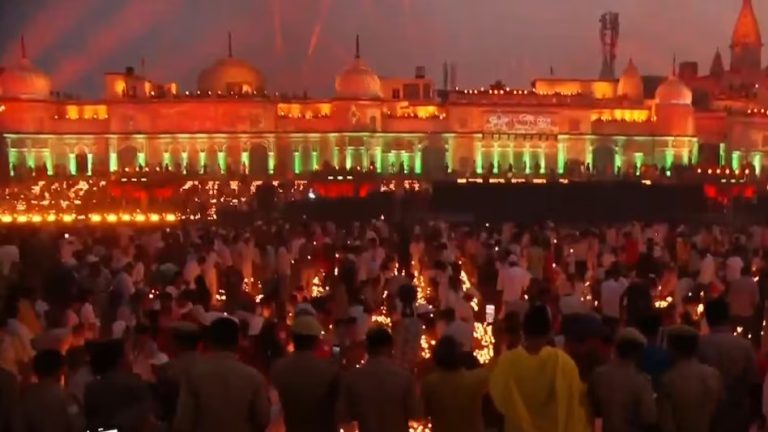 29 लाख दीयों से झिलमिलायी अयोध्या, पुष्पक विमान से उतरे श्रीराम