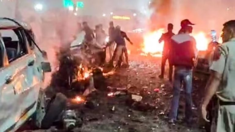 लाल किले के पास विस्फोट, तेरह मरे