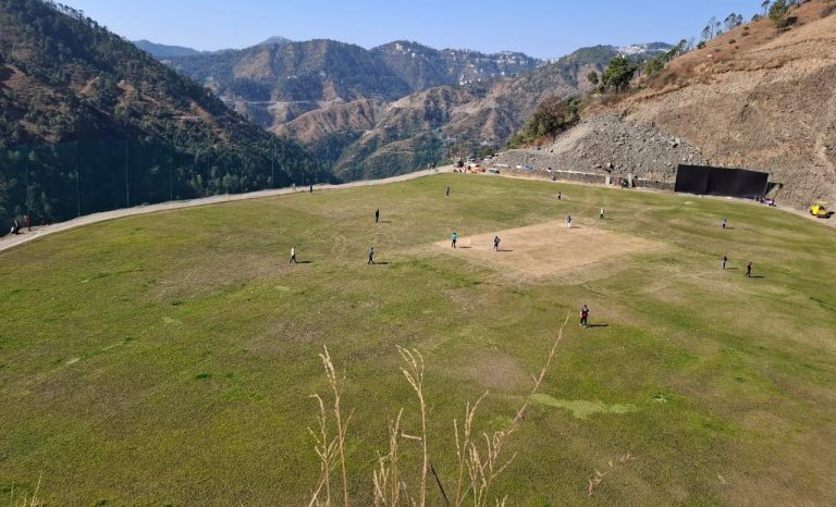 शिमला में तीन दोस्तों ने पहाड़ काटकर बनाया खेल मैदान