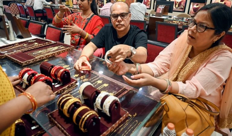 अब निवेश के लिए सोना खरीद रहे हैं भारतीय