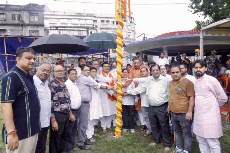 मोहम्मद अली पार्क यूथ एसोसिएशन ने की खूंटी पूजा