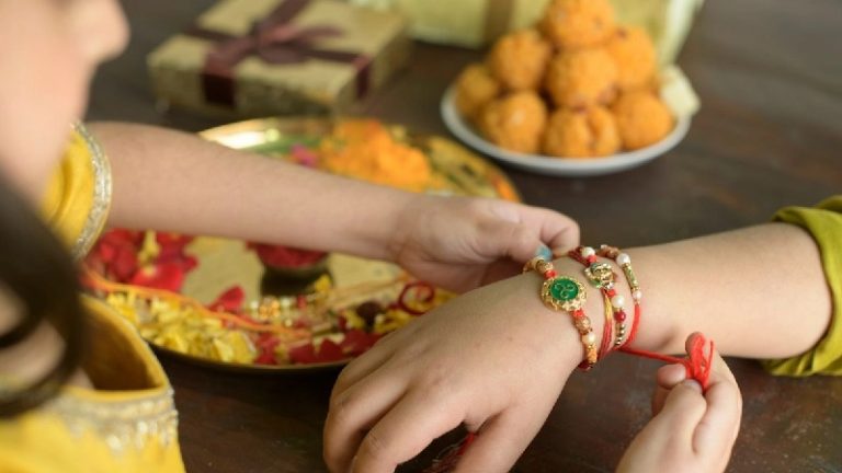 इस बार रक्षाबंधन पर खुद को भावुकता के भ्रमजाल से निकालिए
