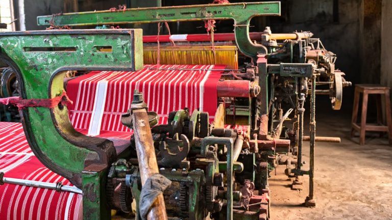 त्योहारों में गमछे की मांग बढ़ी, लेकिन करघों पर घटते जा रहे बुनकर